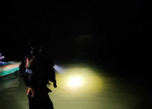 Tim SAR melakukan pencarian korban tenggelam di perairan Desa Sebanti, Kotabaru, Rabu. (wartabanjar.com - Ist. Basarnas Banjarmasin)