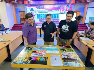 Tim juri menilai karya lomba foto HPN 2025 di sekretariat PWI Kalsel, Rabu. (wartabanjar.com - Ist. Humas PWI)
