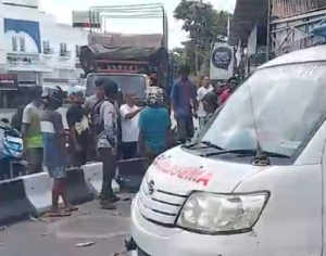 Ketibutan di Jalan Simpang Telawang diduga dipicu aksi seorang pria hendak membawa kabur mobil ambulance PMI, Kamis. (wartabanjar.com - Ist. Kiriman warga)