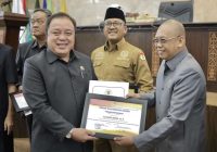 7 Anggota DPRD Provinsi Kalsel Terima BK Award, Rosehan NB: Motivasi untuk Tingkatkan Kedisiplinan
