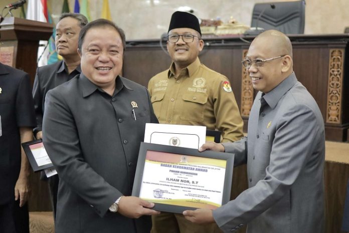 Ketua Badan Kehormatan DPRD Kalsel, HM Rosehan NB, menyerahkan BK Award kepada Ilham Nor ST dari Fraksi Gerindra. (wartabanjar.com - Ist. Humas DPRD)