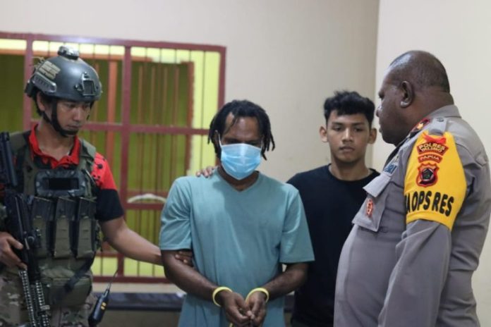 Nikson Matuan alias Okoni Seip, anggota KKB pimpinan Aske Mabel, ditangkap tim Sargas Damai Cartenz dibawa ke Mapolda Papua, Kamis. (wartabanjar.com - Ist. Divisi Humas Polri)