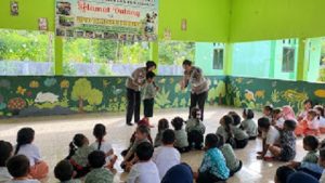 Personel Satlantas Polres Tanah Laut mengunjungi TK Pembina Panyipatan, Rabu. (wartabanjar.com - Ist. Humas)