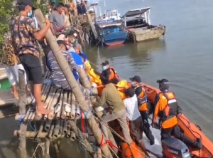 Tim SAR gabungan mengevakuasi jasad Suriansyah (34), korban tenggelam di perairan Desa Sebanti, Kabupaten Kotabaru, Kamis. (wartabanjar.com - Ist. Basarnas Banjarmasin)