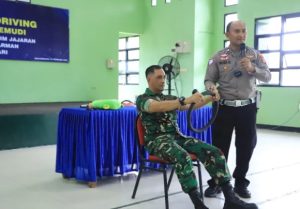Personel Denpom VI 2 Banjarmasin mendapat edukasi teknik berkendara dari jajaran Satlantas Polresta Banjarmasin, Jumat. (wartabanjar.com - Ist. Humas)