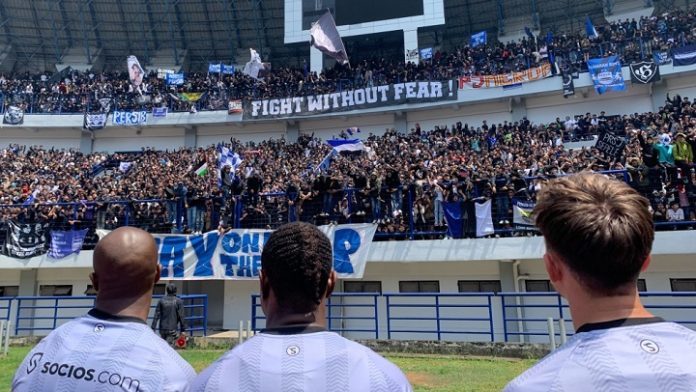 Ribuan Bobotoh memenuhi stadion Gelora Bandung Lautan Api demi menyaksikan tim kesayangan Persib Bandung berlatih menjelang laga melawan Persija. (wartabanjar.com - Ist. LIB)