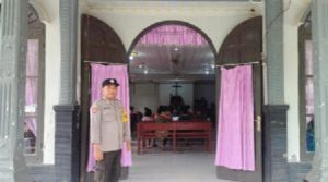 Anggota Polres Tabalong melakukan pengamanan di tempat ibadah umar Kristiani, Minggu. (wartabanjar.com - Ist. Humas)