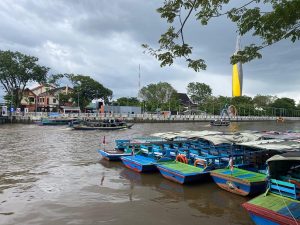 Deretan kelotok di Siring Tendean yang siap membawa wisatawan untuk susur sungai Martapura, Kota Banjarmasin, Minggu. (wartabanjar.com - Riska)