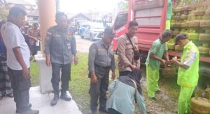 Operasi pasar LPG 3 kg di Langkai, Palangka Raya, mendapat pengawalan Bhabinkamtibmas setempat. (wartabanjar.com - Ist. Humas)