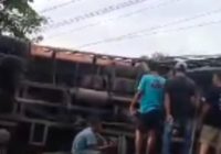 Truk Kecelakaan di Tanjakan Depan Samsat-SMKN 1 Paringin, Mundur dan Hantam Minibus