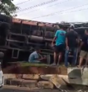 Truk terguling setelah mengalami kecelakaan akibat tidak kuat menanjak di Jalan A Yani depan SMKN 1 Paringin, Balangan, Senin . (wartabanjar.com - Ist. @habarbalangan)