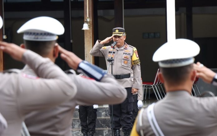 Wakapolres Tanah Laut, Kompol Andri Hutagalung SAb MAP, memimpin apel Hari Kesadaran Nasional, Senin. (wartabanjar.com - Ist. Humas)