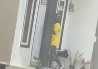Maling Pakai Jaket Ojol Terekam di Komplek Nur Aisya Lestari 3