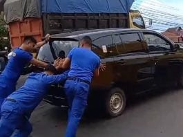 Respons Cepat Personel Polresta Banjarmasin Saat Mobil Jemaah Haul Guru Zuhdi Mogok