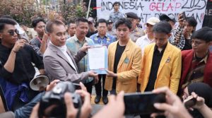 Anggota DPRD Kalsel, Dirham Zain, menerima aspirasi mahasiswa yang tergabung dalam BEM Se-Kalsel. (wartabanjar.com - Ist. Humas DPRD Kalsel)