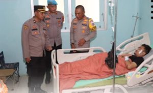 Kapolres Banjar, HM Ifan Hariyat, mengunjungi anggota yang sedang dirawat di RSUD Raza, Martapura, Selasa. (wartabanjar.com. - Ist. Humas)