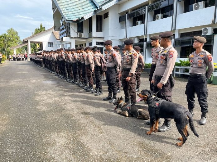 Personel Polres Tanah Laut menggelar apel untuk pengamanan unjuk rasa warga, Selasa. (wartabanjar.com - Ist, Humas)