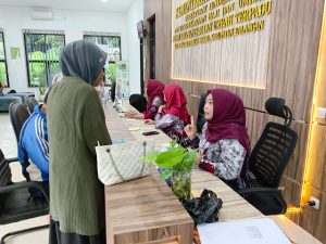 Petugas melayani pelunasan Bipih di gedung Pelayanan Haji dan Umrah Terpadu Kabupaten Balangan, Selasa. (wartabanjar.com - Alfi)