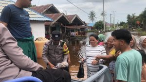 Polsek Kurau membagikan batuan logistik untuk warga Desa Handil Nagara dan Kali Besar yang terdampak banjir, Senin. (wartabanjar.com - Ist. Humas)