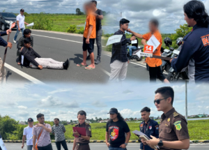 Tersangka Udin Hadangan melakukan beberapa adegan penganiayaan hingga menewaskan Suni. (wartabanjar.com - Ist. Kejari HSU)