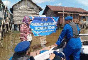 Satpolairud Polresta Banjarmasin memberikan edukasi kepada masyarakat di Sungai Alalak, Selasa. (wartabanjar.com - Ist. Humas)