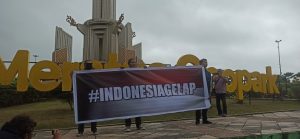 Aksi mahasiswa #Indonesia Gelap di Bundaran Banjarbaru, Kamis. (wartabanjar.com - Ikhsan Nur Rizky)