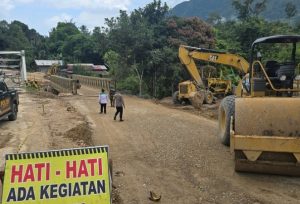 Jembatan bayley yang berada di samping jembatan yang putus di Desa Busui, Paser, akan segera dibuka untuk akses Kaltim-Kalsel. (wartabanjar.com - Istimewa)