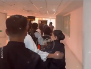 Momen Iriana menepis tangan Jokowi yang hendak merangkulnya. (wartabanjar.com - Ist. TikTok Zaharia Venus)