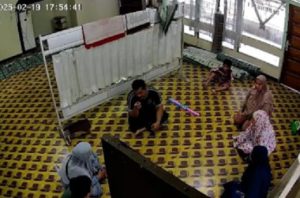 Pelaku pembobol kotak amal Musala Darunnafi, Jalan Soetoyo S, Banjarmasin, meminta maaf kepada pengurus musala, Rabu. (wartabanjar.com - Ist. @kabarbanuakalsel)