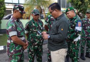 Pemeriksaan handphone seluruh anggota Kodim 1007 Banjarmasin untuk memastikan tidak ada yang terlibat judi online, Kamis. (wartabanjar.com - Ist. Pendim)