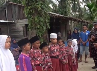 Murid SD yang Tolong Teman Alami Mogok Perahu di Tengah Sungai Dapat Hadiah dari TNI AL