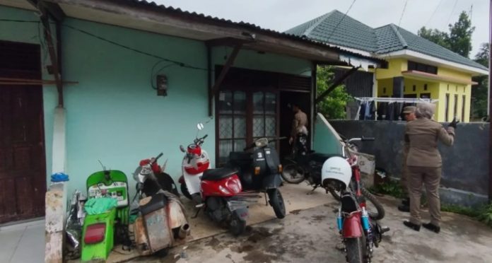 Tim Opsdal Satpol PP Kota Banjarbaru mendatangi rumah kos bedakan di Gang Toha, Loktabat Utara, atas laporan masyarakat. (wartabanjar.com - Ist. Satpol PP Bjb)