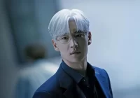 Lee Je Hoon Tampil Senyum Percaya Diri di Poster Drakor The Art of Negotiation