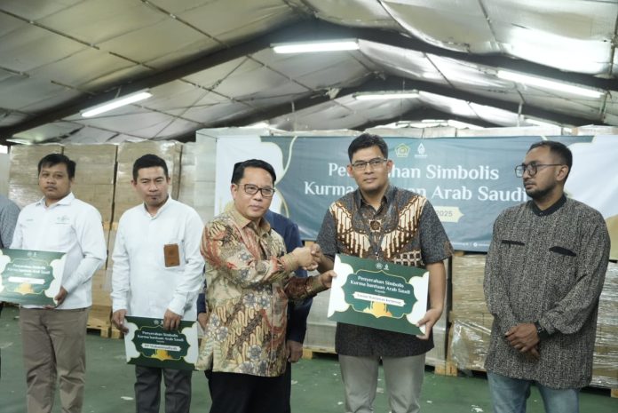 Penyerahan secara simbolis kurma bantuan Raja Salman kepada lembaga yang akan mendistribusikan ke seluruh Indonesia. (wartabanjar.com - Ist. Kemenag)