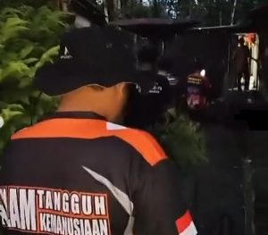 Pihak BPBD melakukan pencarian di sekitar rumah bocah 4 tahun di Tantaringin, Muara Harus, Tabalong, yang hilang misterius. (wartabanjar.com - Ist. @info_tabalong)