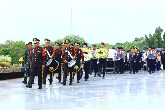 Prosesi pemakaman jenazah mantan Wakapolri Komjen (Purn) Syafruddin Kambo di Taman Makam Pahlawan Kalibata, Jakarta, Jumat. (wartabanjar.com - Div. Humas)