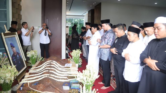 Shalat jenazah mantan Wakapolri Komjen Pol (Purn) dipimpin Menteri Agama, Nasaruddin Umar, Jumat. (wartabanjar.com - Ist. Kemenag)