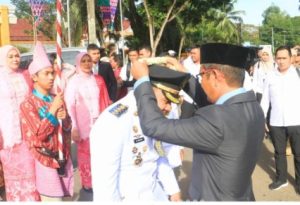 Bupati H Rahmat Trianto mendapat pengalungan bunga dalam acara penyambutan di halaman Kantor Bupati Tala, Jumat. (wartabanjar.com - Ist. Diskominfo Tala)