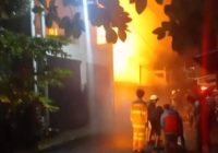 BREAKING NEWS : Api Berkobar di Jalan Yos Sudarso Komplek Airmantan