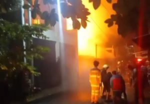 Rekanan melakukan pemadaman di lokasi kebakaran Gang 66 Komplek Airmantan Jalan Yos Sudarso, Banjarmasin, Sabtu malam. (wartabanjar.com - Ist. Rekanan)