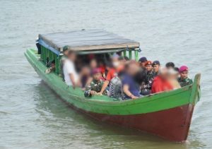 Satgas Pamtas berhasil menggiring puluhan pekerja ilegal yang akan dikirim ke Malaysia di Nunukan. (wartabanjar.com - Ist. Puspen TNI)