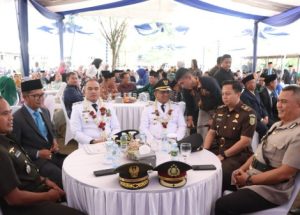 Wakapolres Kompol Andri Hutagalung SAb MAP bersama Forkopimda Kabupaten Tanah Laut menyambut kedatangan Bupati dan Wakil Bupati. (wartabanjar.com - Ist. Humas)