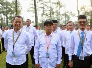 Bupati Kotabaru, Muh Rusli (tengah), bersama kepala daerah lainnya mengikuti retret hari ketiga di Akmil Magelang. (wartabanjar.com - Ist. MC)