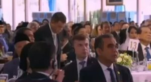 Haji Isam berdiri saat namanya disebut oleh Presiden Prabowo Subianto saat peluncuran Danantara. (wartabanjar.com - Scr. Beritasatu TV)