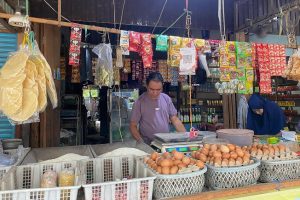 Pedagang sembako di Pasar Sentra Antasari, Banjarmasin. (wartabanjar.com - Riska)