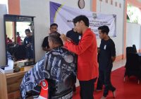 Dorong Kemandirian, DKUKMTK Balangan Adakan Pelatihan Barbershop di Muara Jaya