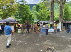 Penertiban lapak pedagang di kawasan objek wisata air terjun Bajuin, Kabupaten Tanah Laut, Kalsel. (wartabanjar.com - Ist. MC Kalsel)