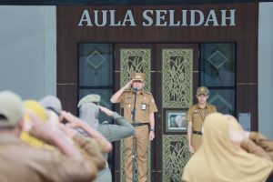 Wakil Bupati Barito Kuala, Herman Susilo, memimpin apel perdana di halaman kantor Bupati Batola, Senin. (wartabanjar.com - Ist. MC Batola)