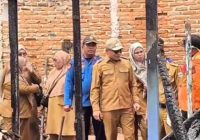 Wakil Bupati Kotabaru Tinjau dan Bantu Korban Kebakaran di Baharu Selatan