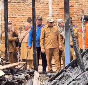 Wakil Bupati Kotabaru Syairi Mukhlis meninjau lokasi kebakaran di Baharu Selatan, Senin. (wartabanjar.com - Ist. MC)